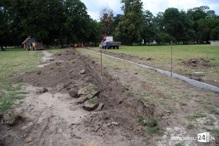 Powstaje nowy chodnik przy stawie (zdjęcia)