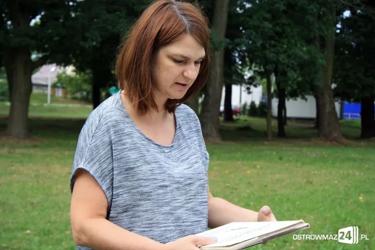 Obserwowali przyrodę nad miejskim stawem