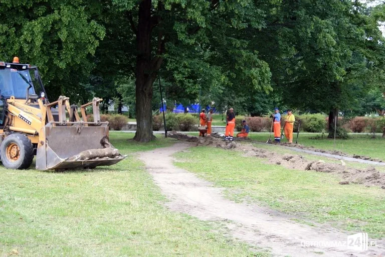 Powstaje nowy chodnik przy stawie (zdjęcia)