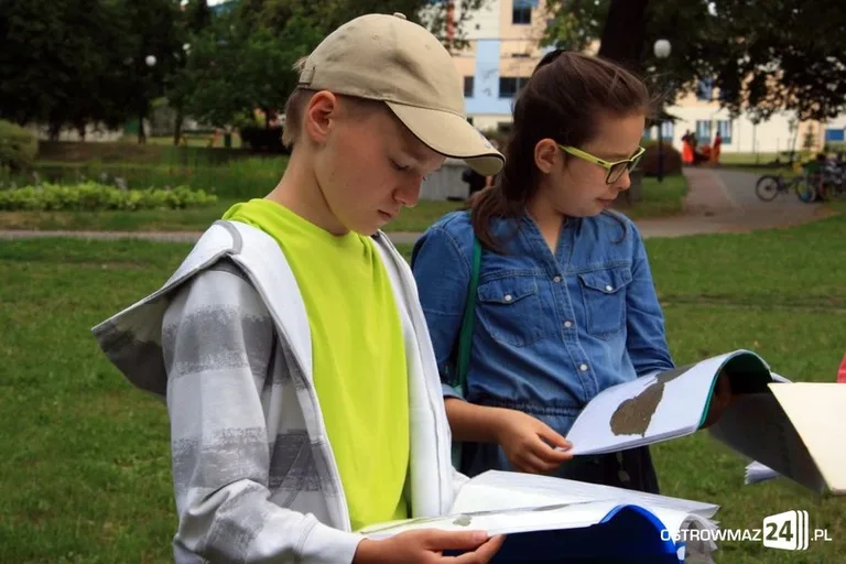Obserwowali przyrodę nad miejskim stawem