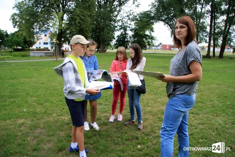 Obserwowali przyrodę nad miejskim stawem