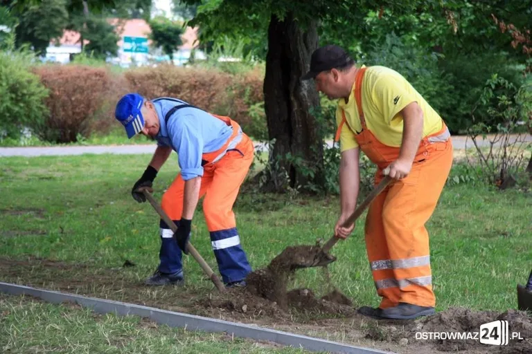 Powstaje nowy chodnik przy stawie (zdjęcia)