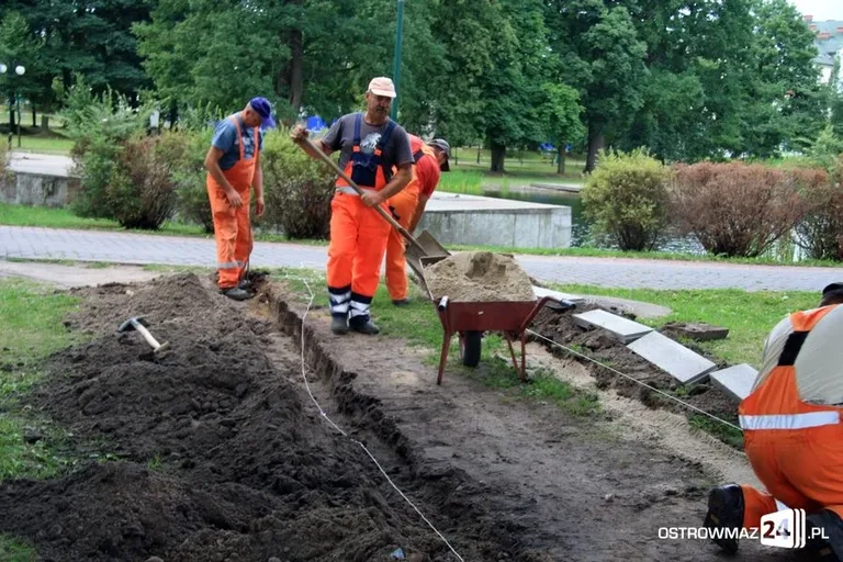 Powstaje nowy chodnik przy stawie (zdjęcia)