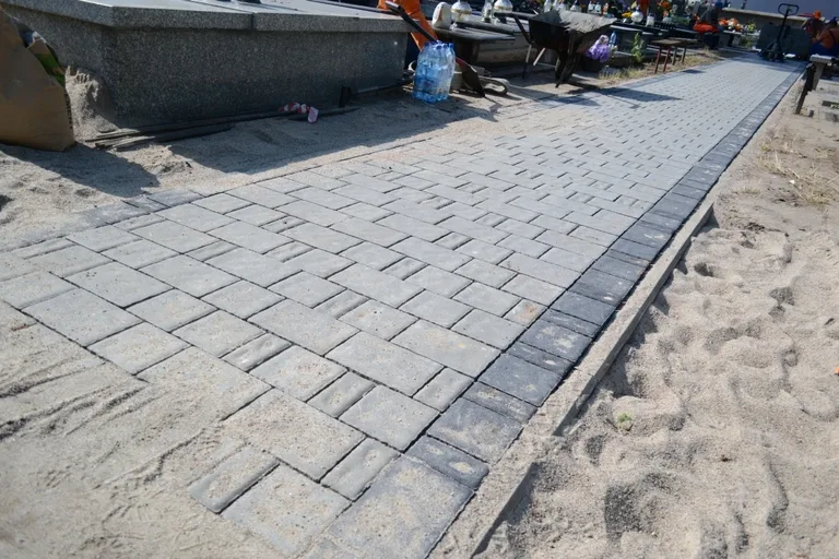 Trwa remont alejek na cmentarzu (zdjęcia)