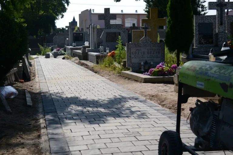 Trwa remont alejek na cmentarzu (zdjęcia)