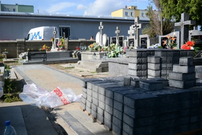Trwa remont alejek na cmentarzu (zdjęcia)