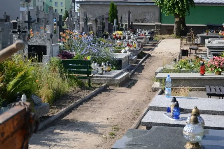 Trwa remont alejek na cmentarzu (zdjęcia)