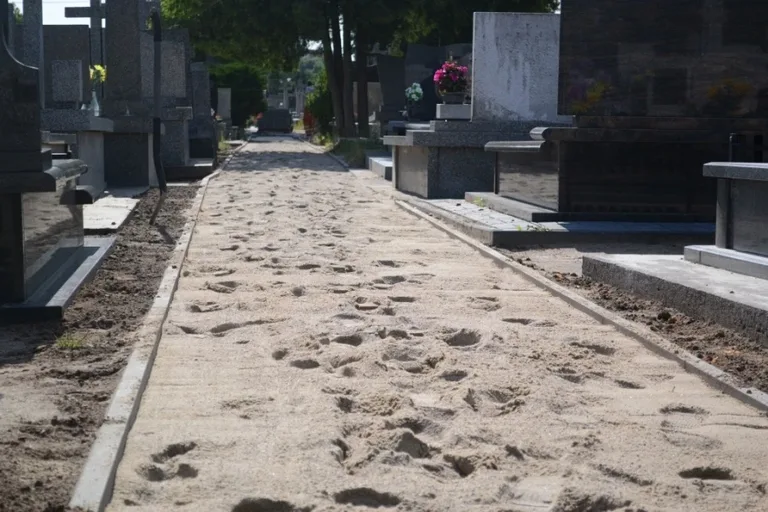 Trwa remont alejek na cmentarzu (zdjęcia)
