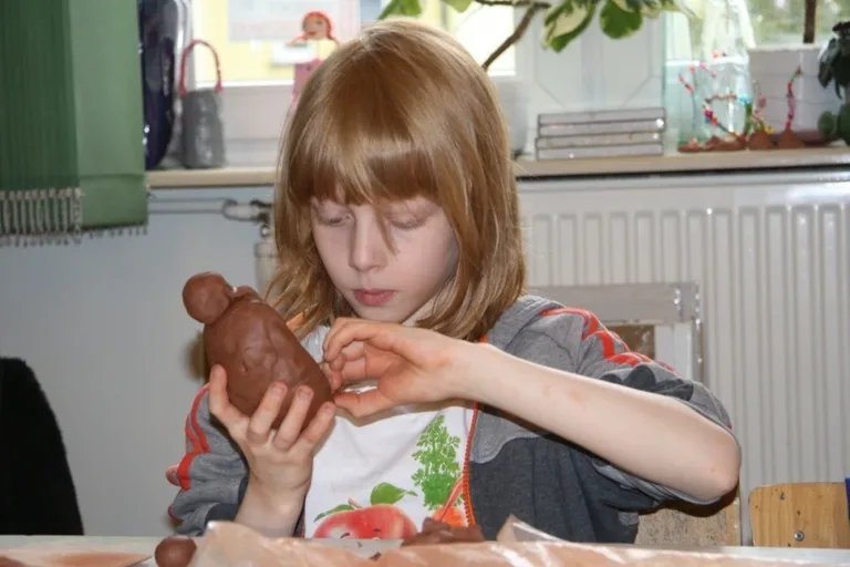 Młodzież na warsztatach ceramicznych (zdjęcia)