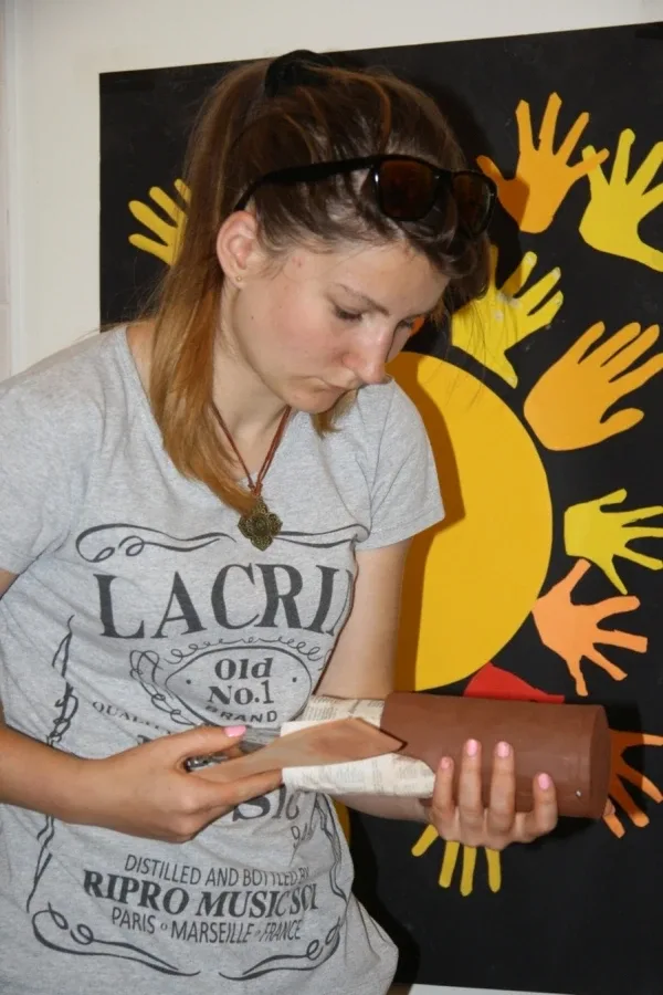 Młodzież na warsztatach ceramicznych (zdjęcia)