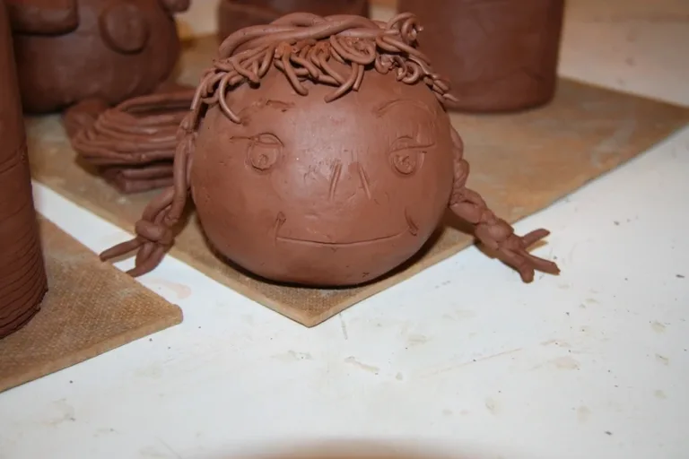 Młodzież na warsztatach ceramicznych (zdjęcia)