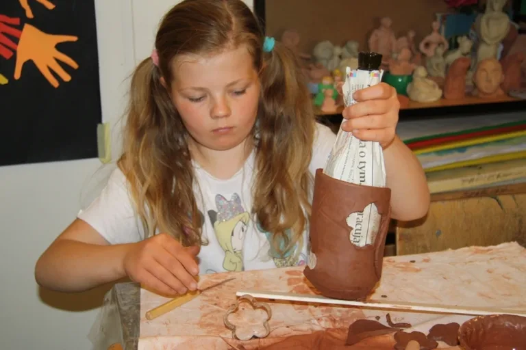Młodzież na warsztatach ceramicznych (zdjęcia)