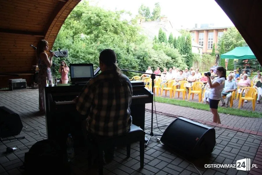 Poetycki koncert przy bibliotece (zdjęcia, wideo)