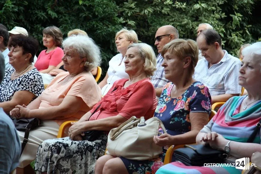 Poetycki koncert przy bibliotece (zdjęcia, wideo)