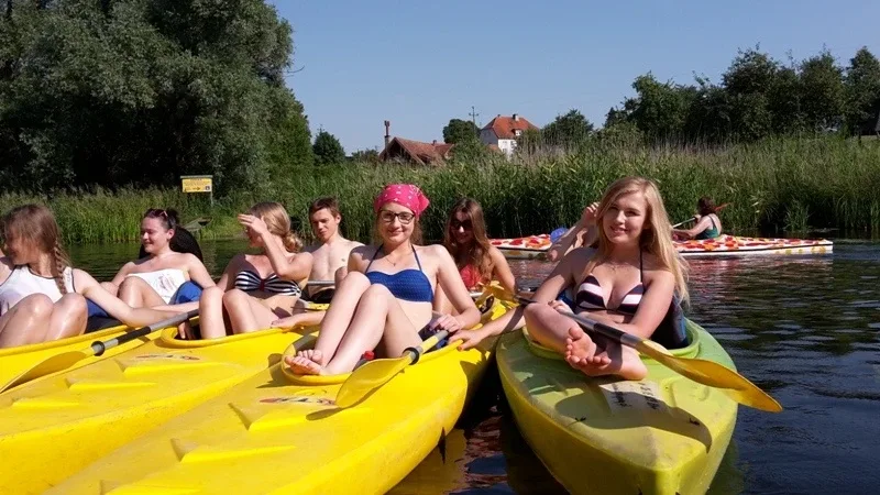 Ostrowscy wolontariusze na spływie kajakowym