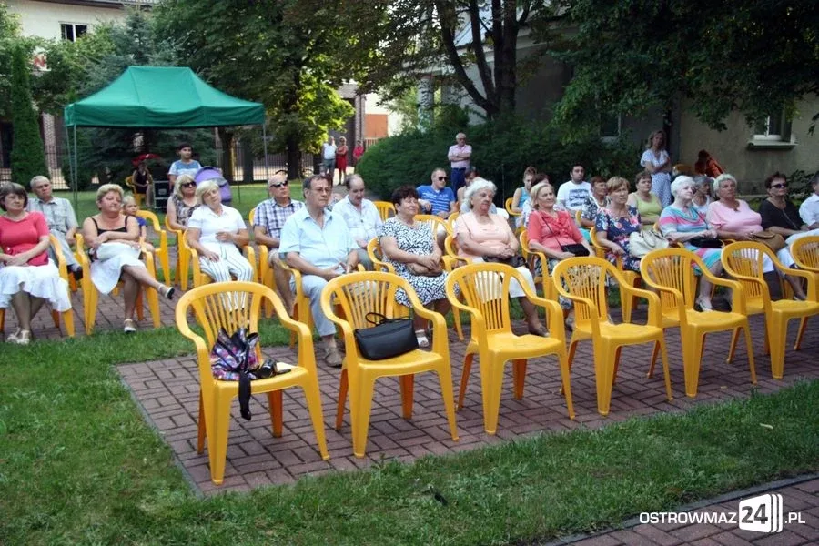 Poetycki koncert przy bibliotece (zdjęcia, wideo)