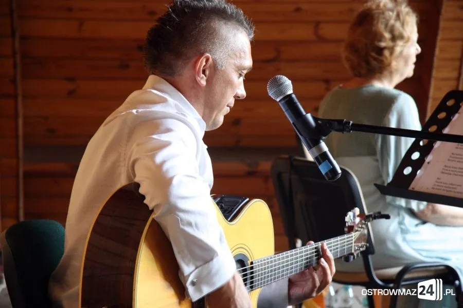 Poetycki koncert przy bibliotece (zdjęcia, wideo)