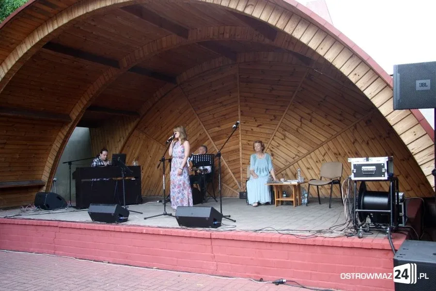 Poetycki koncert przy bibliotece (zdjęcia, wideo)