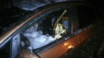 Pożar aut na strzeżonym parkingu (zdjęcia)