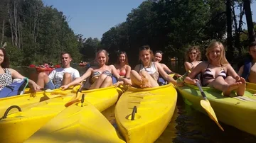 Ostrowscy wolontariusze na spływie kajakowym