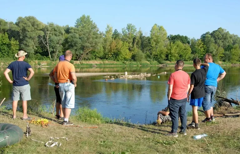 Odkryto wrak starego parowca w Bugu (zdjęcia)