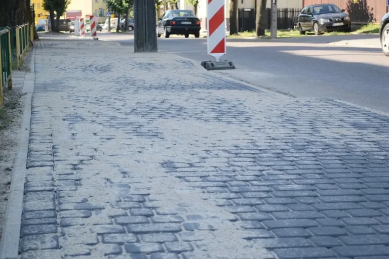 Powstaje chodnik przy ul. Lubiejewskiej (zdjęcia)