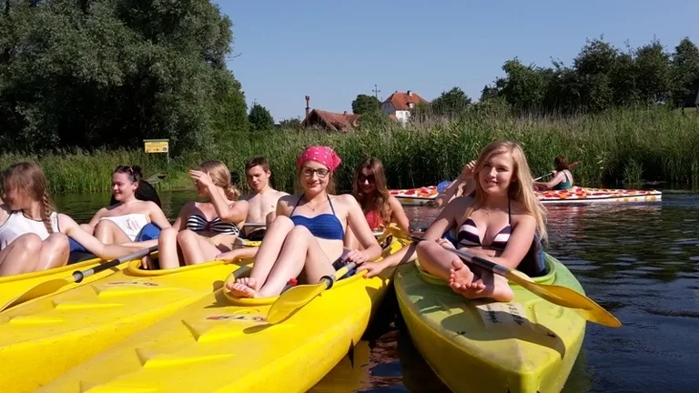 Ostrowscy wolontariusze na spływie kajakowym