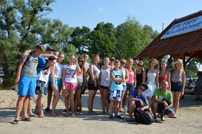 Ostrowscy wolontariusze na spływie kajakowym