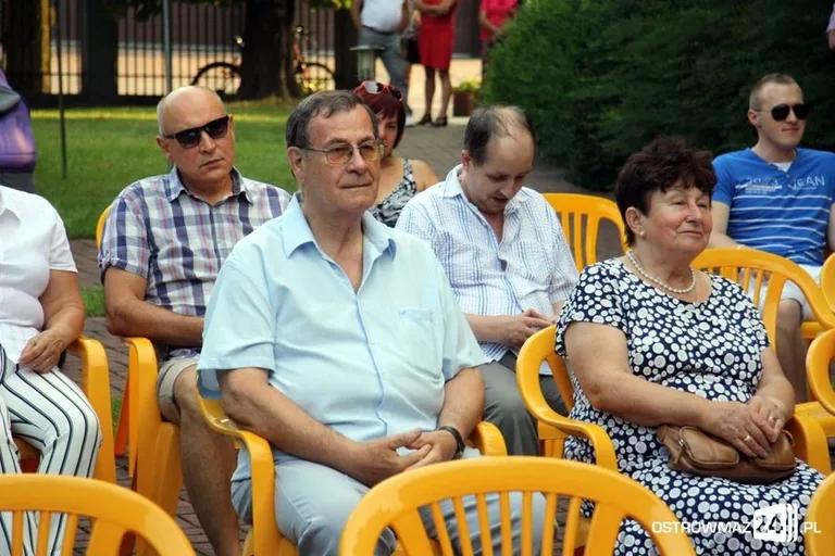Poetycki koncert przy bibliotece (zdjęcia, wideo)