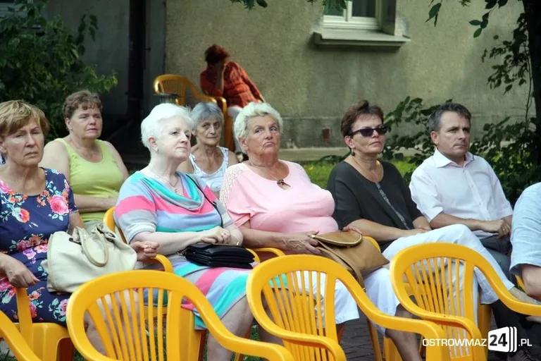 Poetycki koncert przy bibliotece (zdjęcia, wideo)