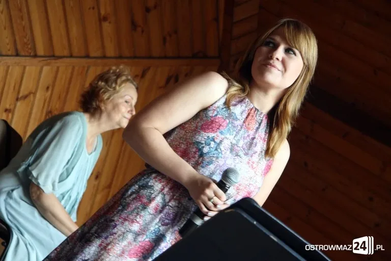 Poetycki koncert przy bibliotece (zdjęcia, wideo)