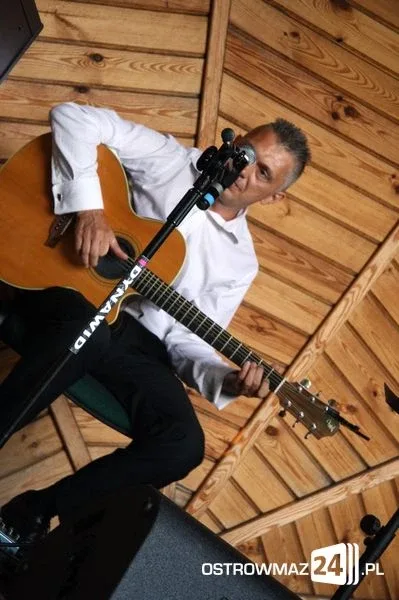 Poetycki koncert przy bibliotece (zdjęcia, wideo)