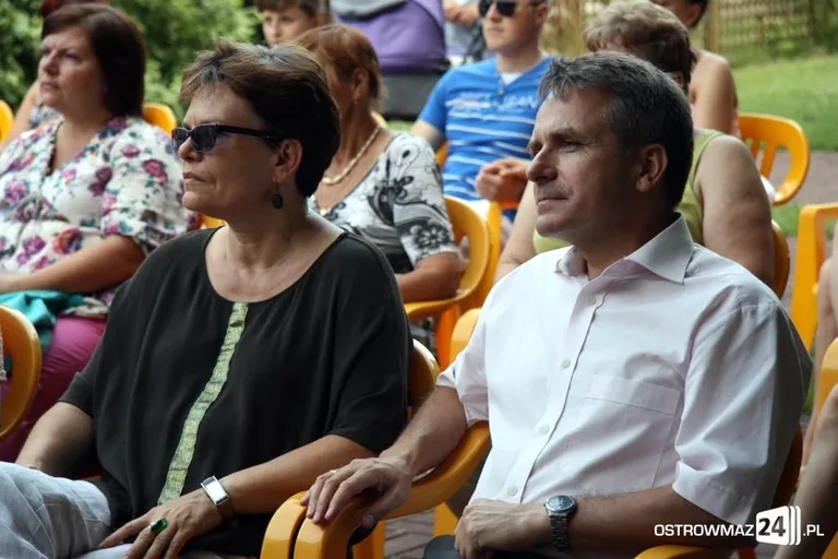 Poetycki koncert przy bibliotece (zdjęcia, wideo)