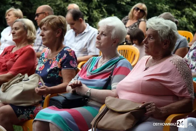 Poetycki koncert przy bibliotece (zdjęcia, wideo)