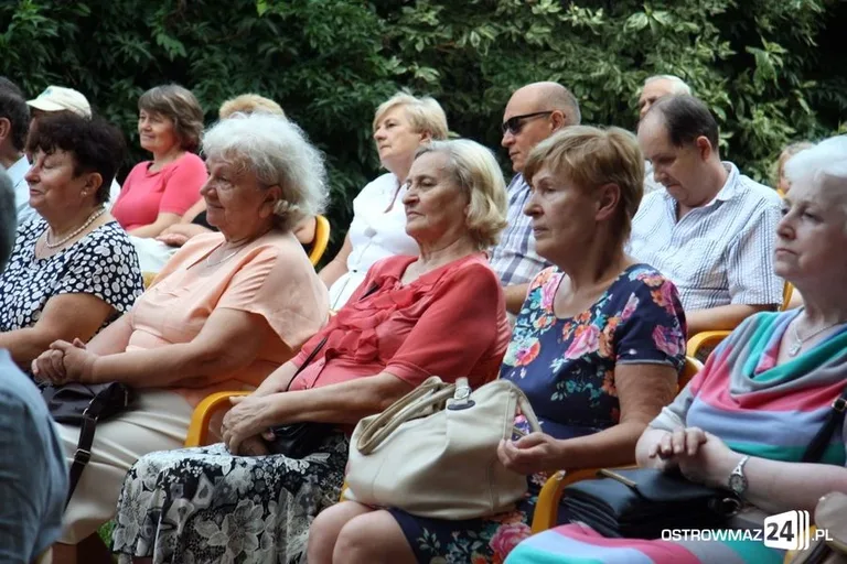 Poetycki koncert przy bibliotece (zdjęcia, wideo)