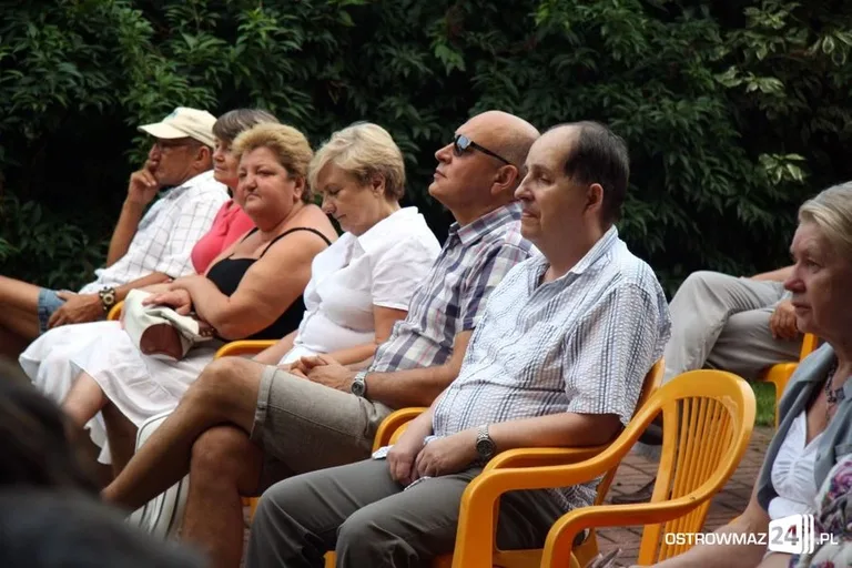 Poetycki koncert przy bibliotece (zdjęcia, wideo)