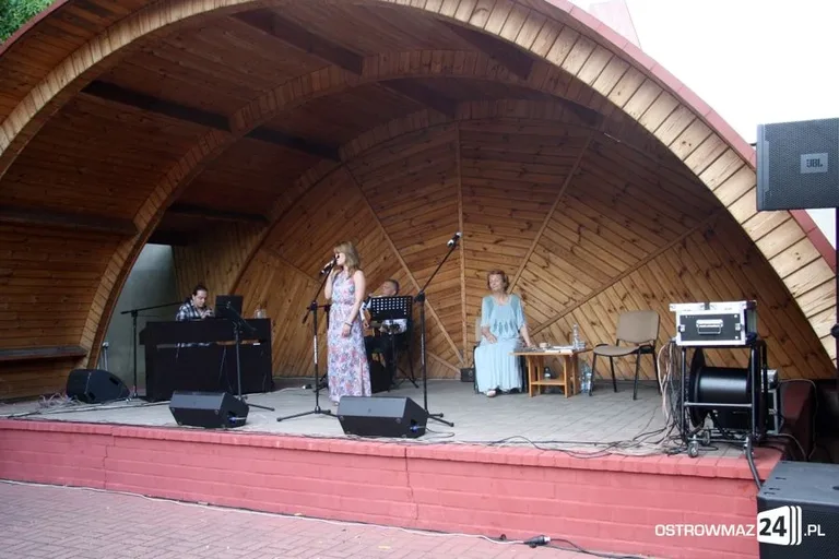 Poetycki koncert przy bibliotece (zdjęcia, wideo)