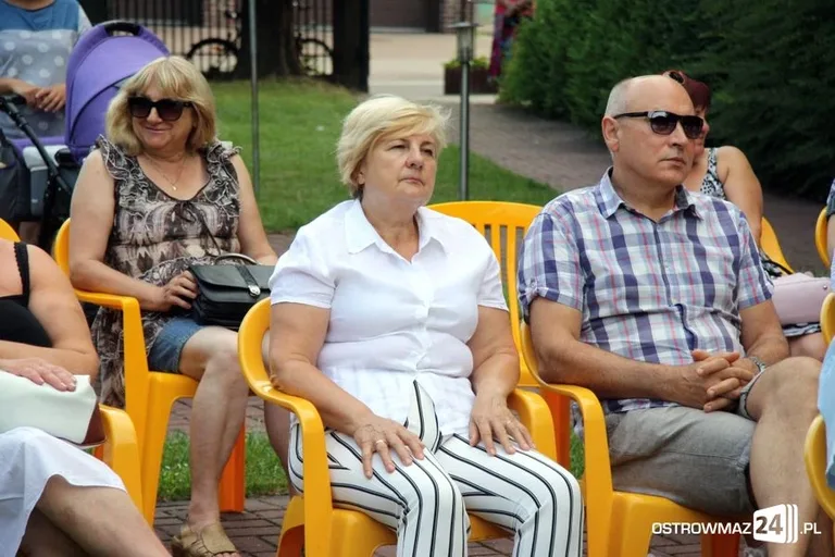 Poetycki koncert przy bibliotece (zdjęcia, wideo)