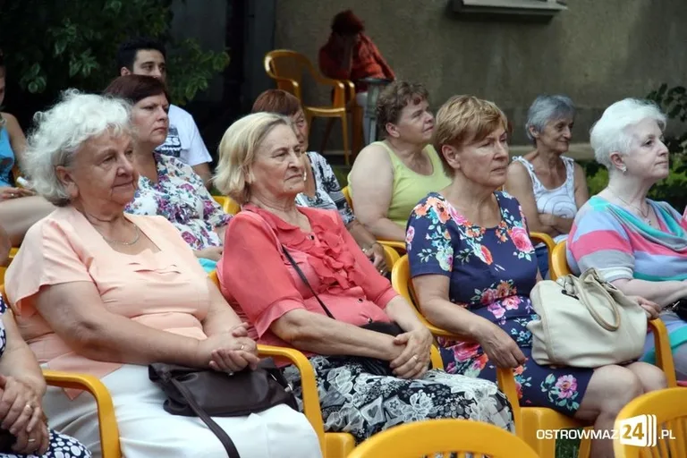 Poetycki koncert przy bibliotece (zdjęcia, wideo)