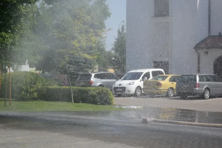 Kurtyna wodna chłodzi ostrowian (zdjęcia)