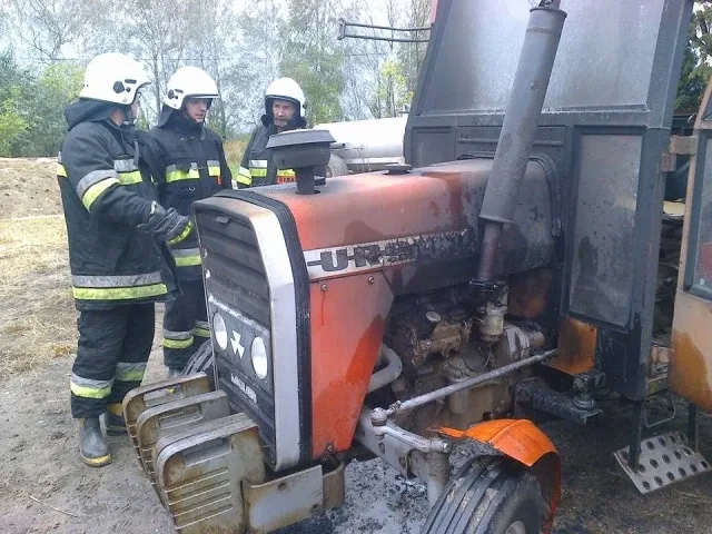 Traktor w płomieniach (zdjęcia)