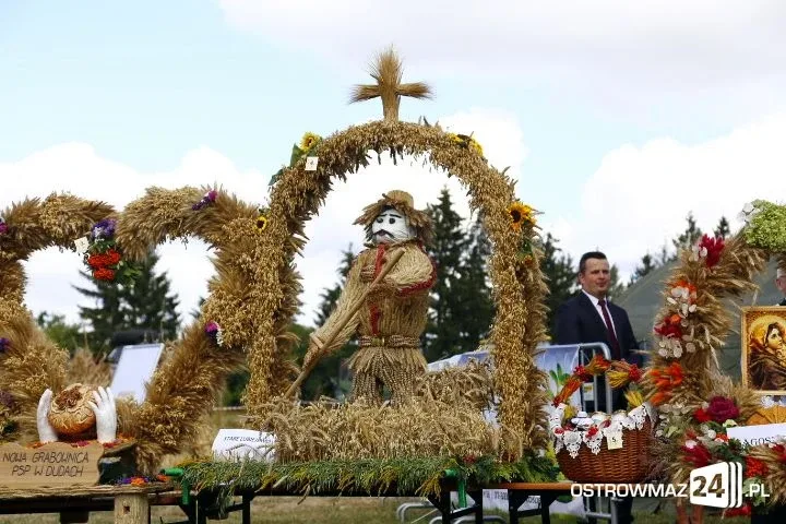 Trwają dożynki gminne w Nieskórzu (nowe zdjęcia)