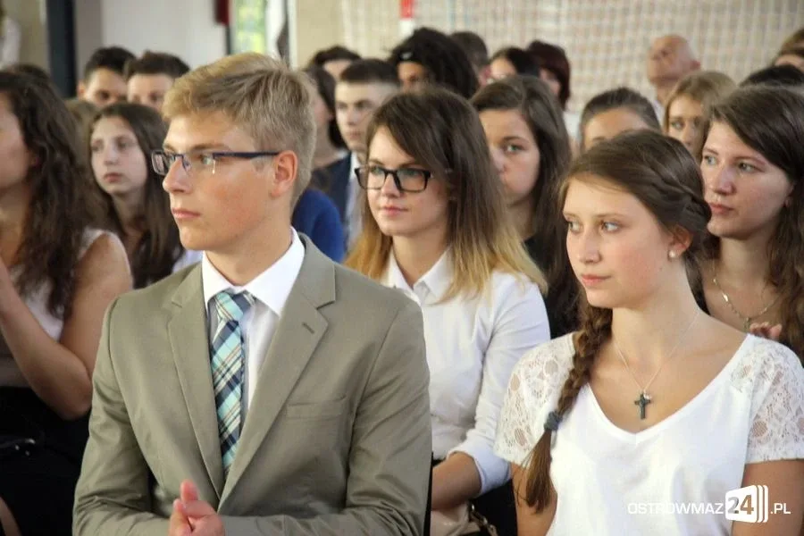 Rozpoczęcie roku szkolnego z odbiorem w tle (zdjęcia, wideo)