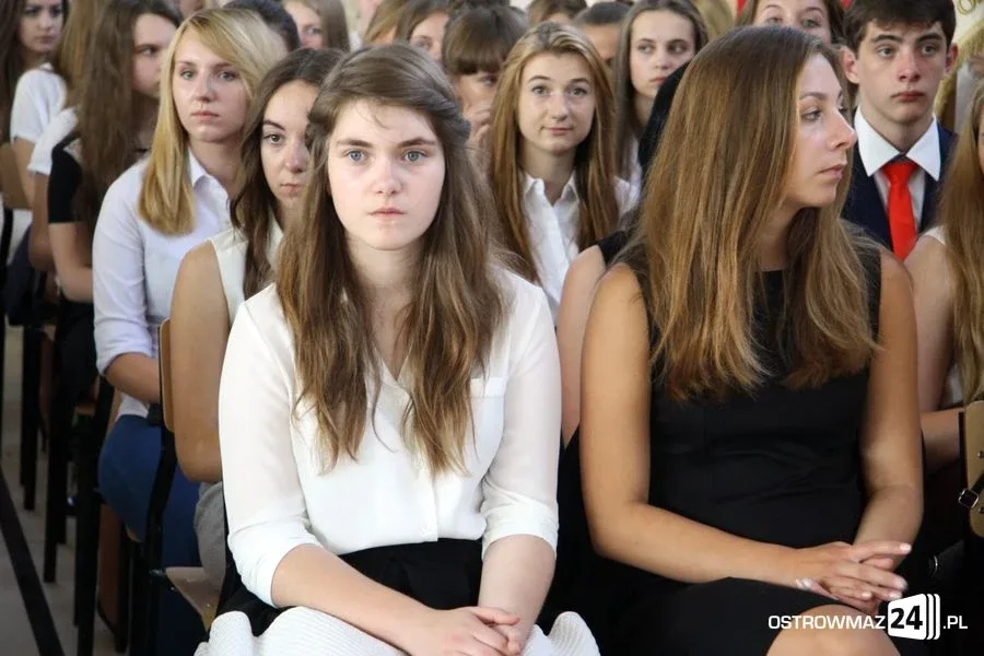 Rozpoczęcie roku szkolnego z odbiorem w tle (zdjęcia, wideo)