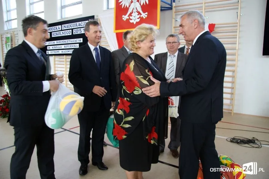 Rozpoczęcie roku szkolnego z odbiorem w tle (zdjęcia, wideo)
