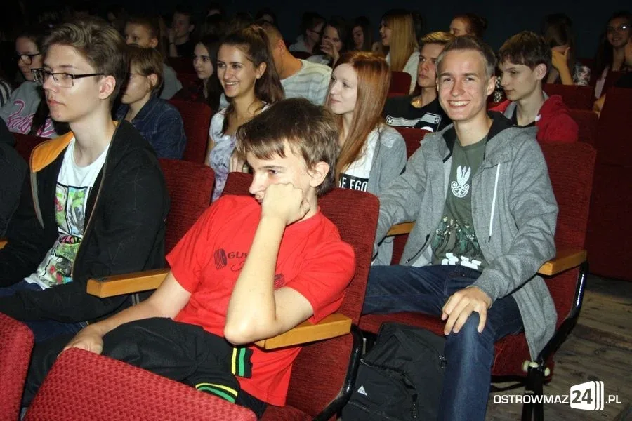 Ostrowscy uczniowie na lekcji w kinie (zdjęcia)