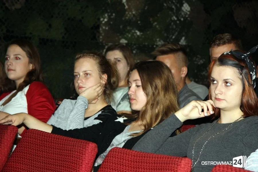 Ostrowscy uczniowie na lekcji w kinie (zdjęcia)
