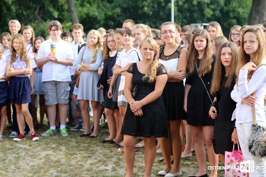 Rozpoczęcie roku szkolnego w ostrowskich szkołach (zdjęcia)
