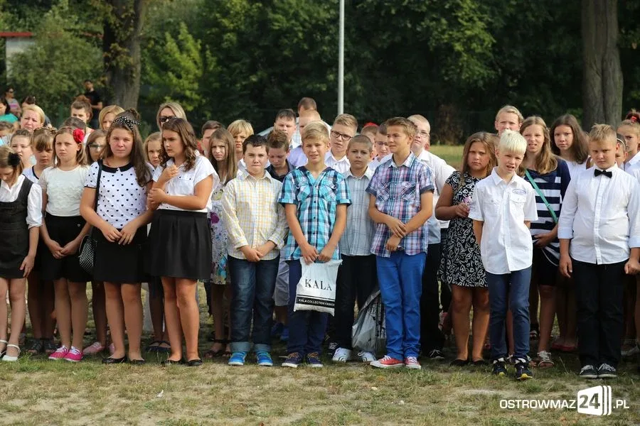 Rozpoczęcie roku szkolnego w ostrowskich szkołach (zdjęcia)