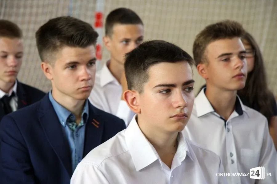 Rozpoczęcie roku szkolnego z odbiorem w tle (zdjęcia, wideo)